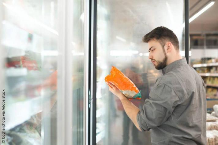 Man buying frozen fish in a supermarket© bodnarphoto / Adobe Stock